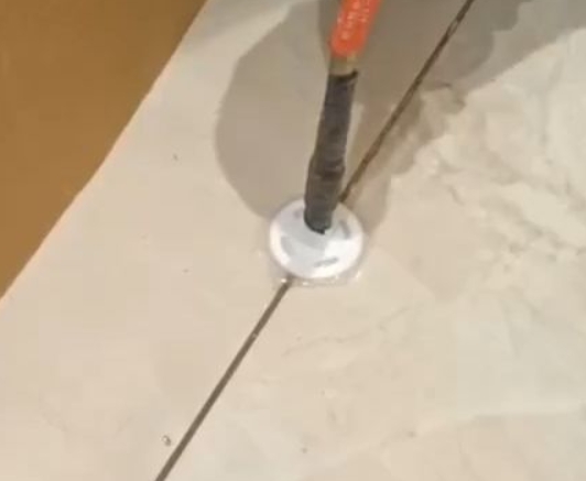 中宁瓷砖空鼓维修公司专业解答瓷砖在铺贴过程中，如果没有涂抹均匀到位的粘结材料（如水泥砂浆或瓷砖胶），可能会导致以下问题